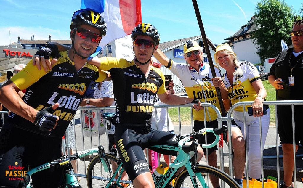 Team LottoNL – Jumbo fandag In samenwerking met Team LottoNL-Jumbo organiseert WielerPassie dit jaar de Team LottoNL-Jumbo fandag. Op 29 oktober kunnen fans van het team meedoen aan workshops, presentaties bekijken en officiële Team Lotto NL - Jumbo items bemachtigen. Ook kunnen ze de prachtige Bianchi fietsen van het team bekijken. Altijd al Steven Kruijswijk willen ontmoeten? Of ga je graag op de foto met Dylan Groenewegen of Robert Gesink? Tijdens de fandag zijn alle renners en de hele staf aanwezig. 